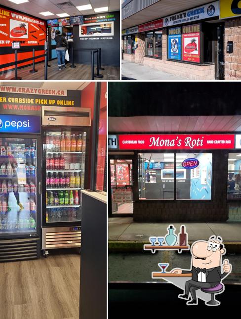 L'intérieur de Mona's Roti Select