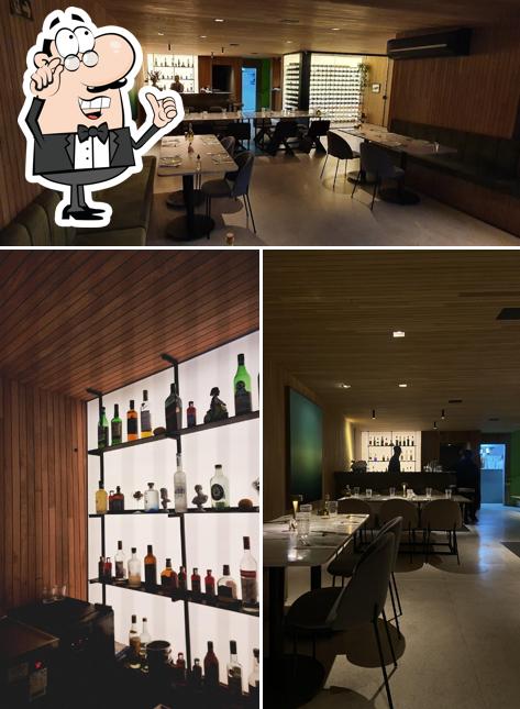 Sente em uma das mesas no Romeo Cucina