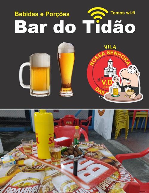 Desfute uma tulipa de cerveja leve ou escura