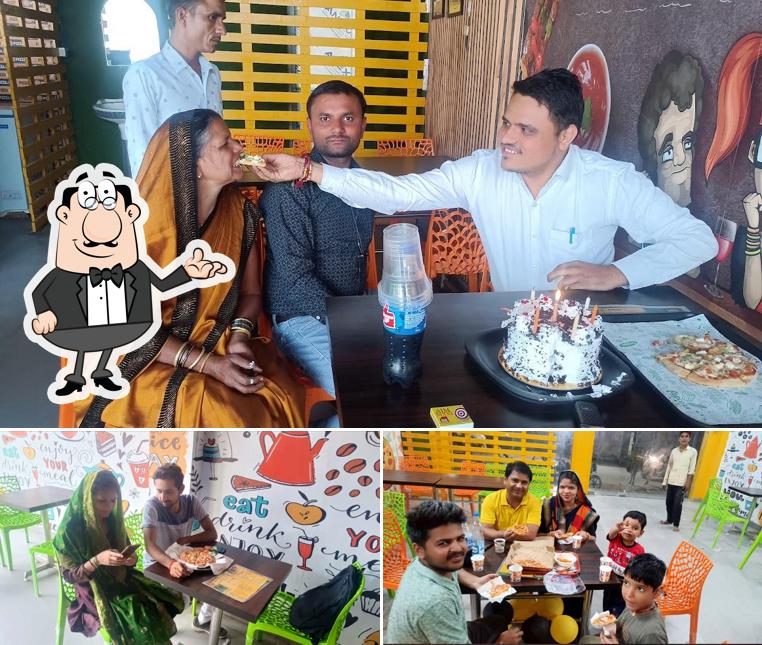 The photo of interior and food at PizzaJi