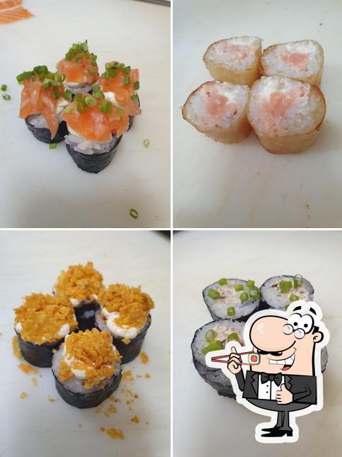 Rolos de sushi são servidos no TADAMICHI SUSHI