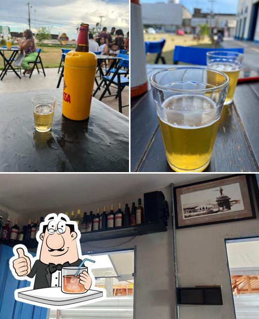 Tome uma bebida do menu