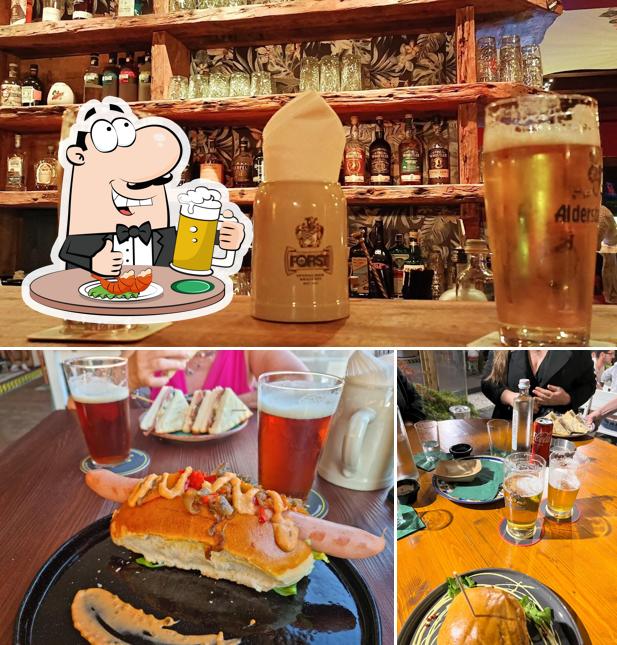 Puoi ordinare un rinfrescante bicchiere di birra chiara o scura