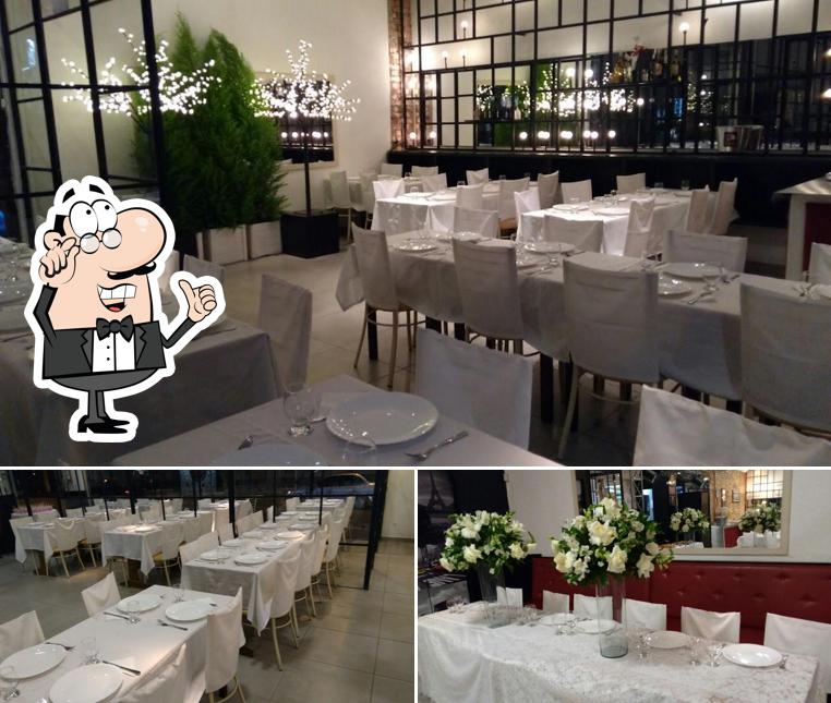 Sente em uma das mesas no Chef Grill