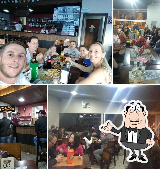 Sente em uma das mesas no Comilão Lanches