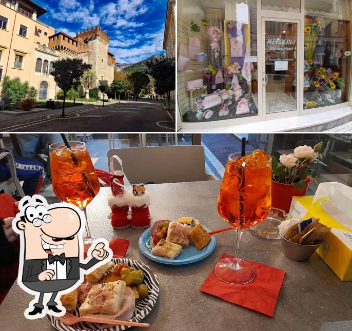 Guarda la foto che presenta la esterno e cibo di Bar Caffè Crema