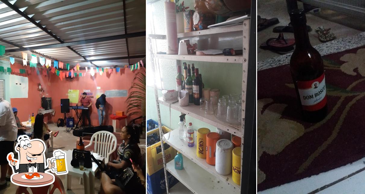 Desfute um copo de cerveja leve ou escura