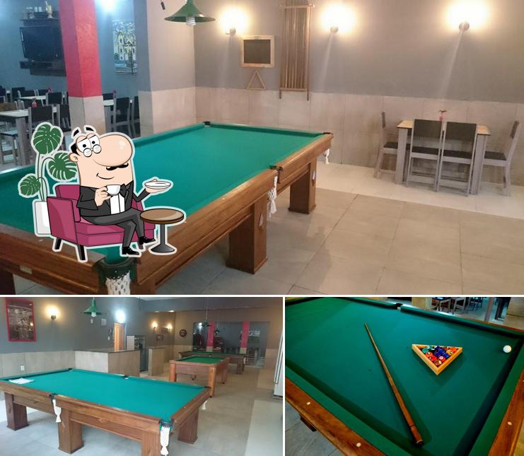 Sente em uma das mesas no Pizzaria Meia Lua