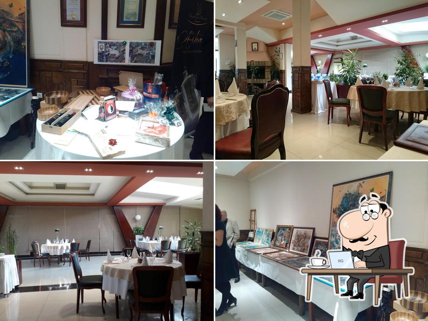 Installez-vous à l'une des tables de Vulin