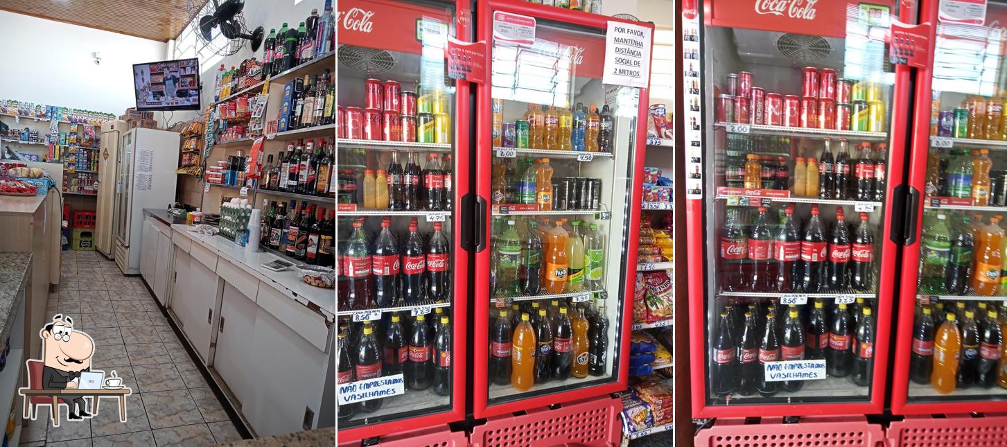 Sente em uma das mesas no Padaria Senna