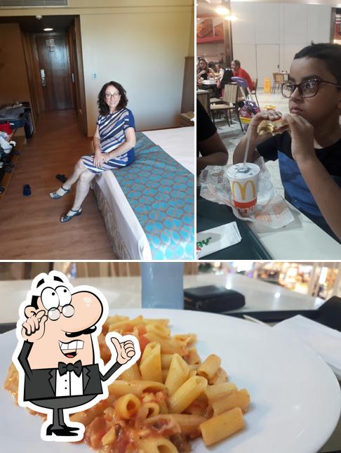 Confira a foto apresentando interior e comida no Spoleto