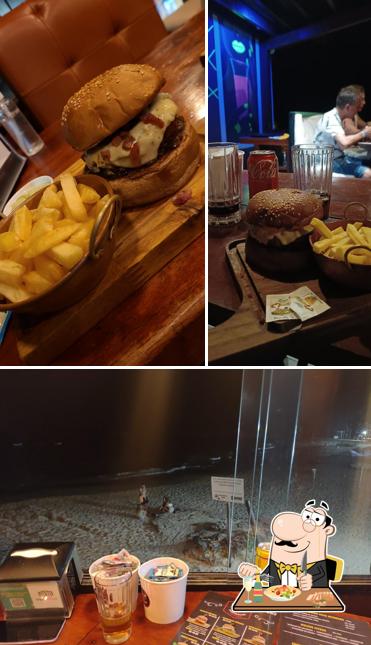 A imagem da comida e cerveja no Hamburgueria Porterhouse