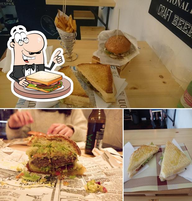 Prenditi un panino a T. & C. Burger Lab