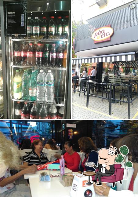 Sente em uma das mesas no Pão & Etc