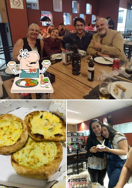 Entre diversos coisas, comida e mesa de jantar podem ser encontrados a Itália Pizzaria e Esfiharia