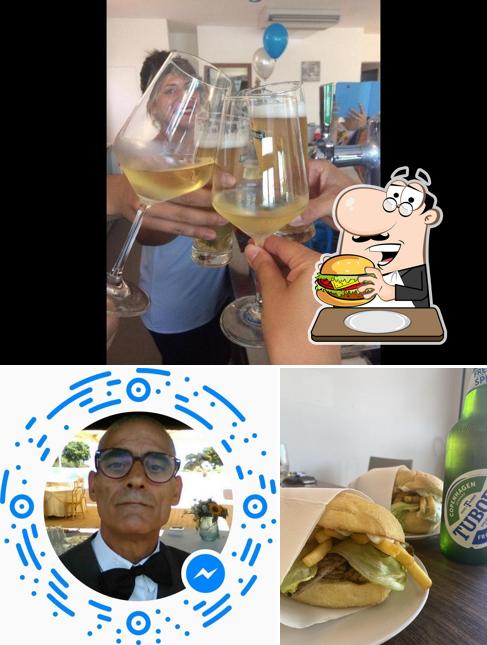 Ordina un hamburger a Cafè Valentina