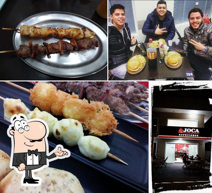 Sente em uma das mesas no Joca Espetinhos