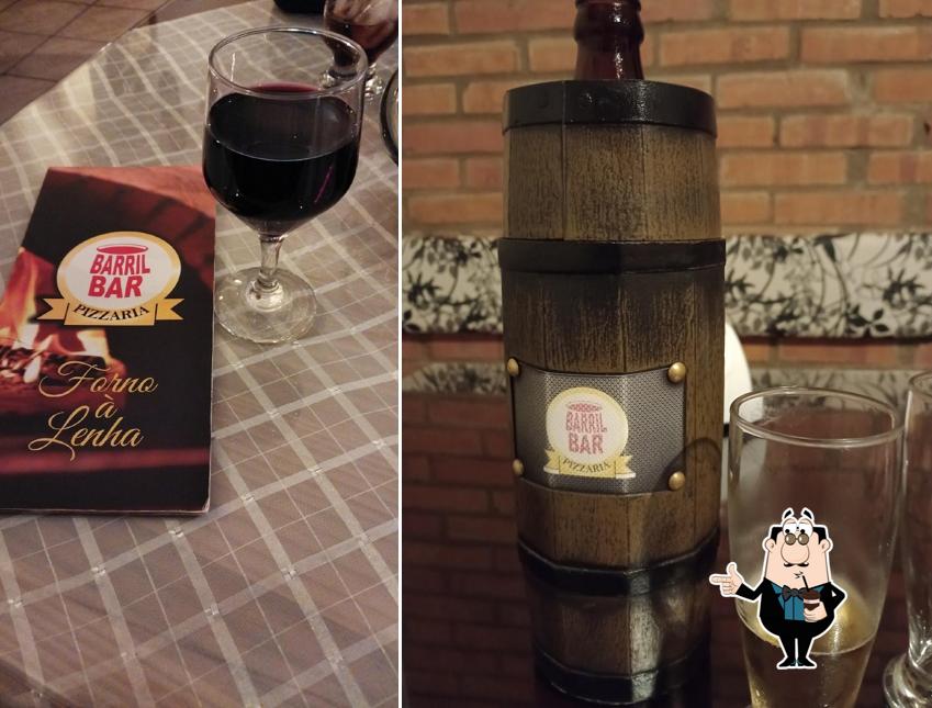Desfrute de uma bebida no Pizzaria barril bar