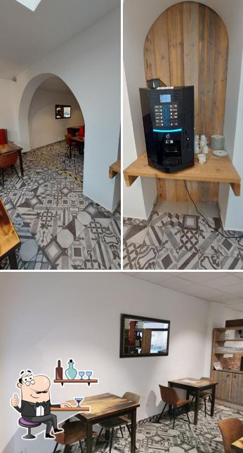 Installez-vous à l'une des tables de BellaPizza