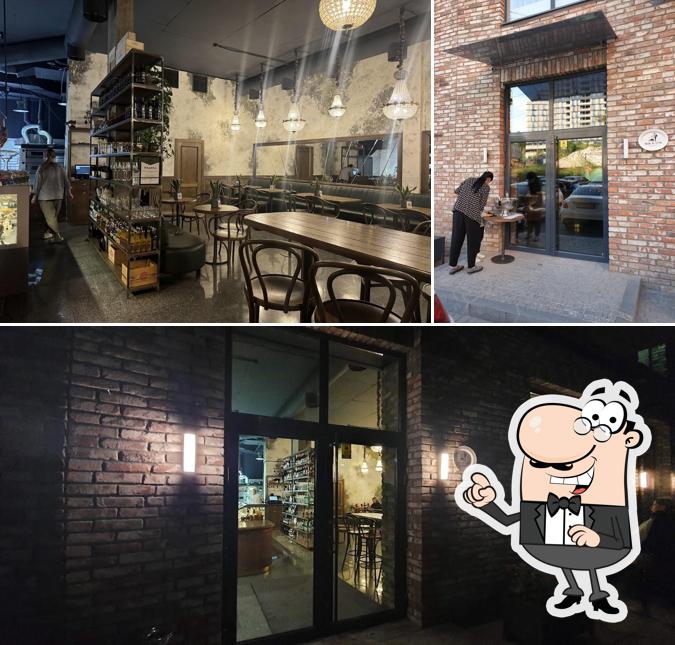 Parmi les différentes choses de la extérieur et la comptoir de bar, une personne peut trouver sur Pane E Vino