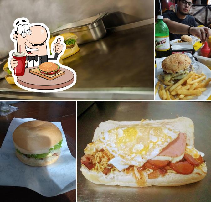 Delicie-se com um hambúrguer no Caipirão Lanches
