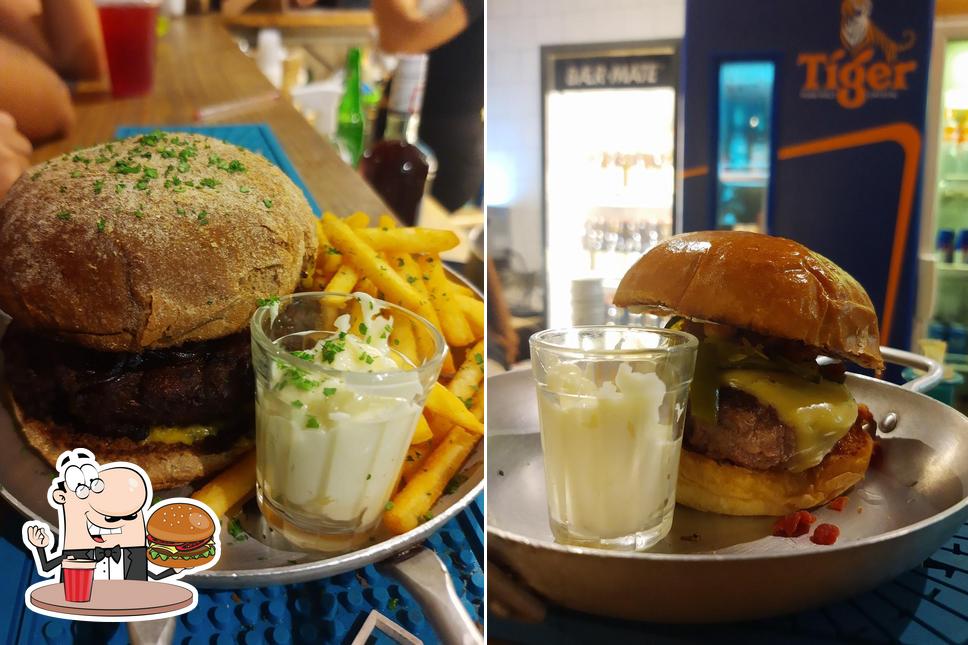 Experimente um hambúrguer no Macuna Bar