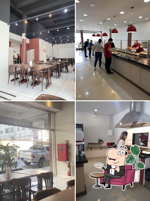 Sente em uma das mesas no Mari´s Restaurante