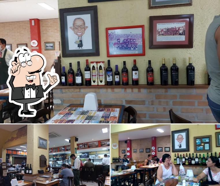 Sente em uma das mesas no Restaurante Tonilu Café e Cervejaria