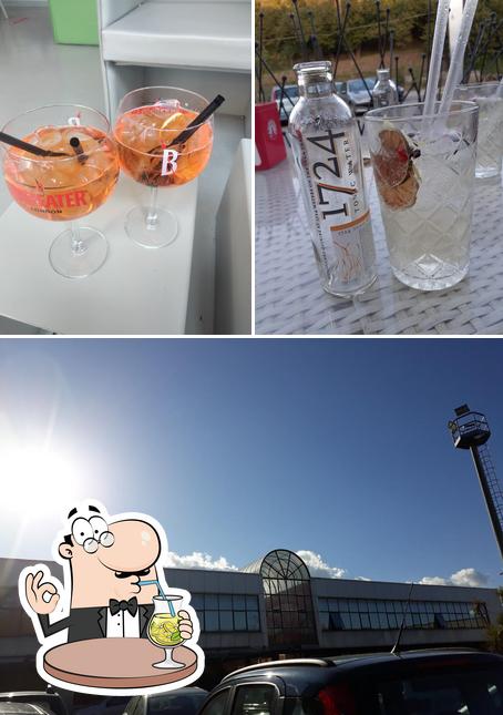 La bevanda e esterno del ristorante