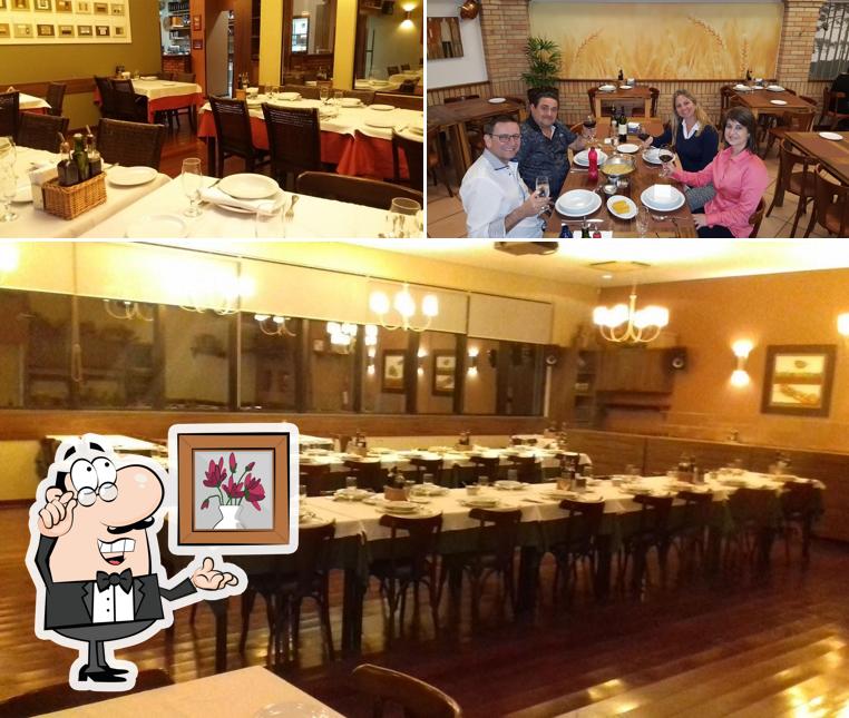 Sente em uma das mesas no Di Paolo Caxias do Sul