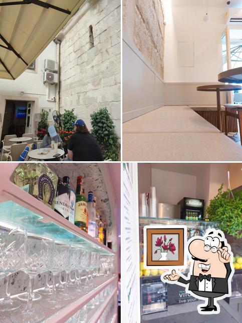 Siediti a un tavolo di Caffe bar Momento