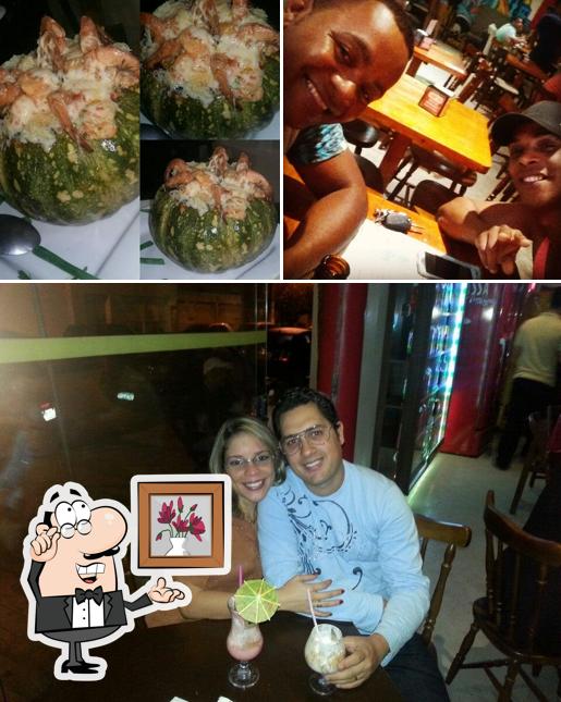 A imagem da interior e pizza a Arpoador Petiscaria