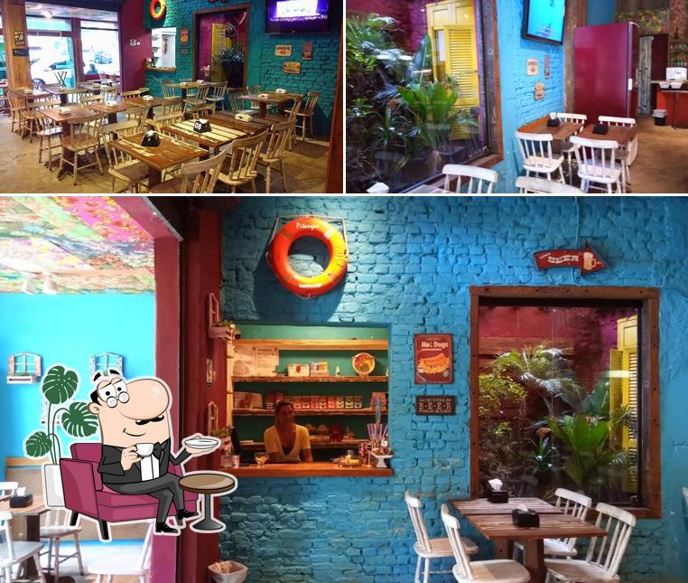 Sente em uma das mesas no Pitangas Restaurante