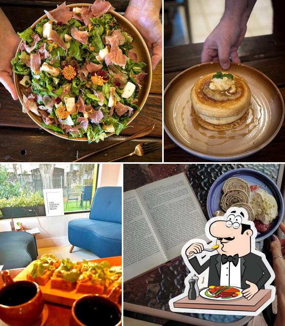 Platos en Madeira e Cobre Café & Coworking