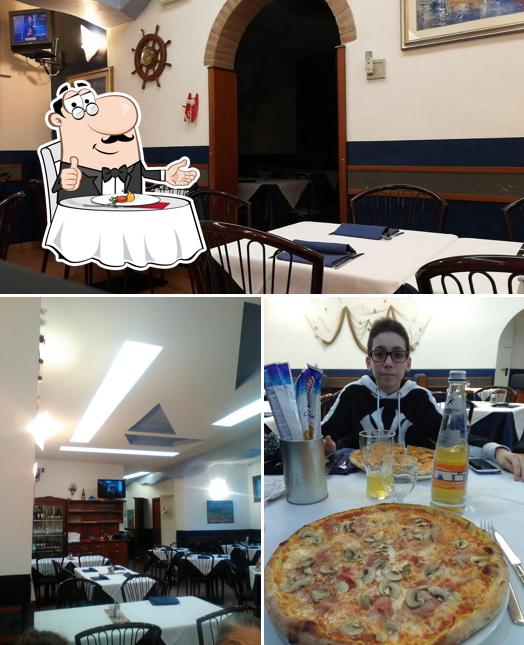 La immagine della tavolo da pranzo e interni di Vascello