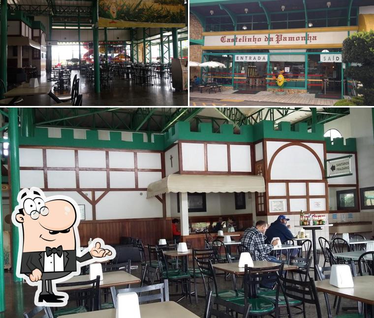 Sente em uma das mesas no Castelinho da Pamonha