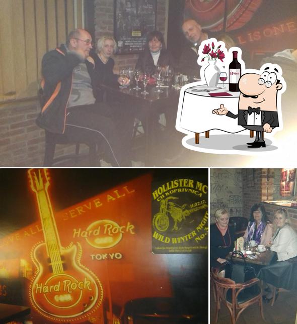 Tra le varie cose da rock Cafe si possono trovare la tavolo da pranzo e cibo