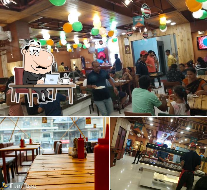 The interior of Oyee Yaree! Kulche parrathe Vapi