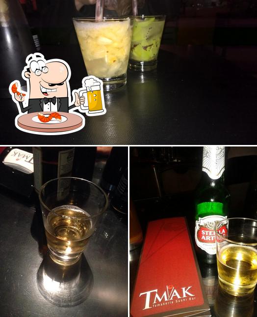 Desfute um copo de cerveja leve ou escura