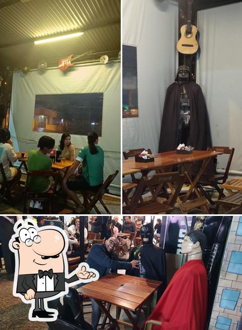 Sente em uma das mesas no Miki - Bar