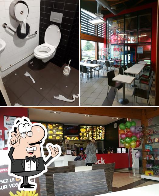 Installez-vous à l'une des tables de Quick Rouen Barentin