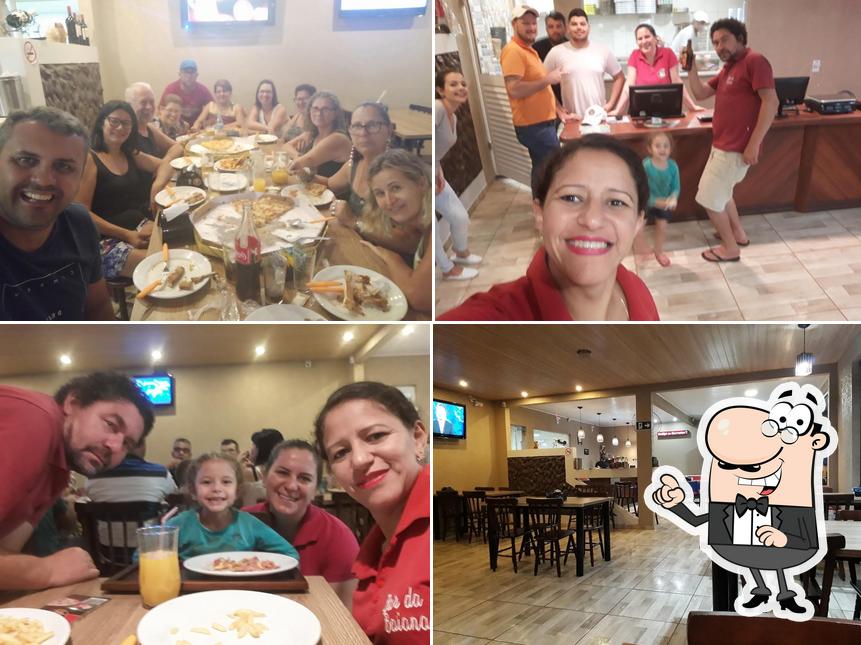 Sente em uma das mesas no Nossa Pizza Ipê