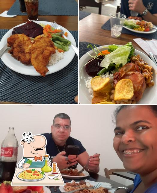 A imagem da comida e interior no Restaurante Bambuzal