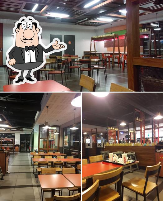 Installez-vous à l'une des tables de Burger King