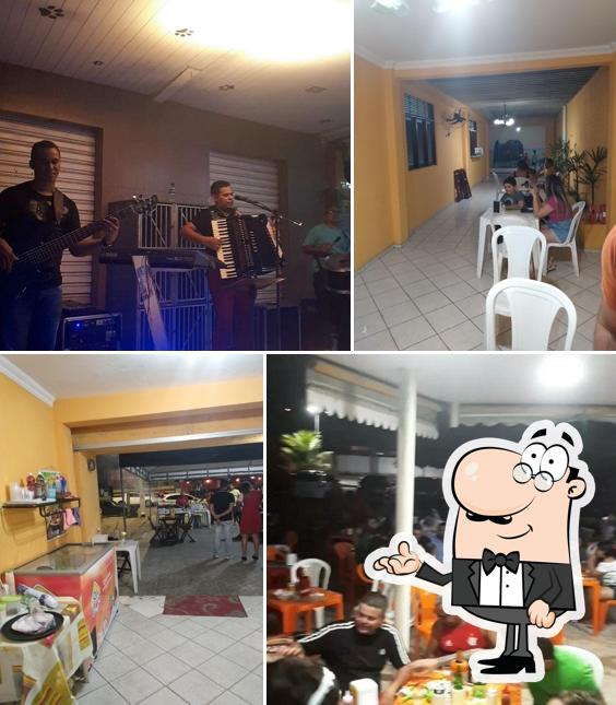 Sente em uma das mesas no Joinha Lanches Loja 2