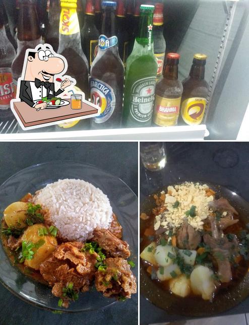 Entre diferentes coisas, comida e cerveja podem ser encontrados no BITACA DO CRIS
