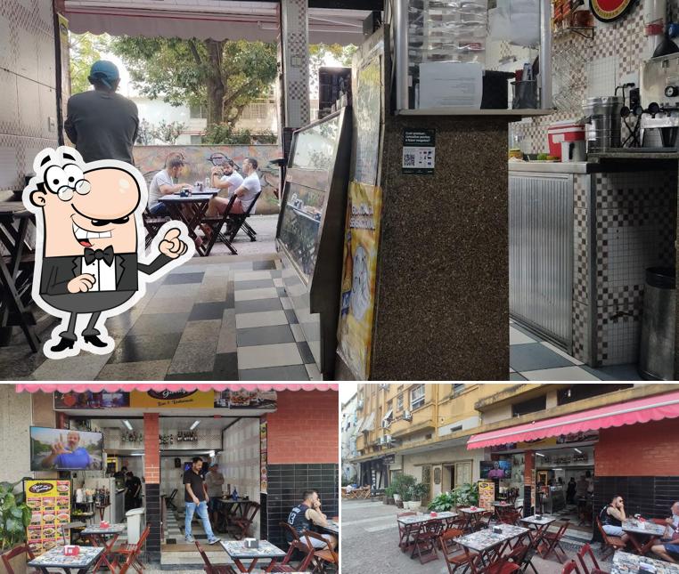 Sente em uma das mesas no Beco das Garrafas