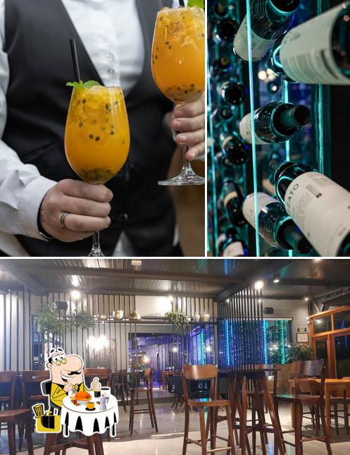 Confira a imagem mostrando comida e interior no Bodega Pizza Entre Vinhos