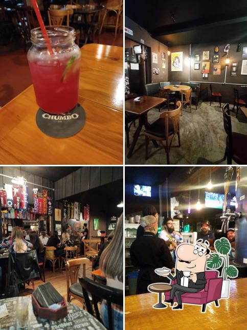 Sente em uma das mesas no Chumbo Bar