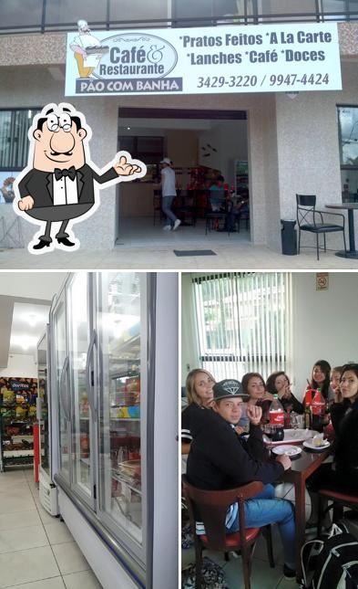 Sente em uma das mesas no Café e Rest Pão Com Banha